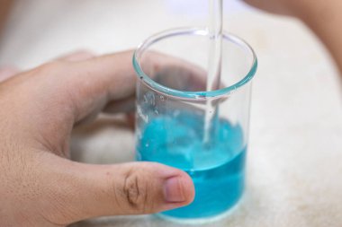 Kimya laboratuvarında elektroplazma deneyi.