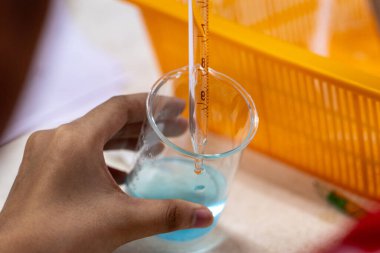 Kimya laboratuvarında elektroplazma deneyi.