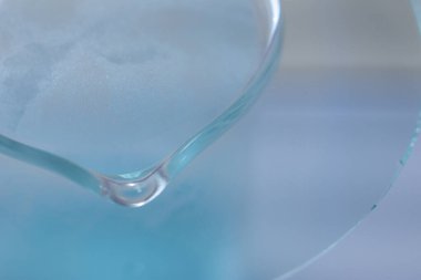 Kimya laboratuvarında elektroplazma deneyi.