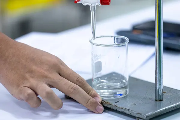 stock image Electroplating experiment in chemistry laboratory.