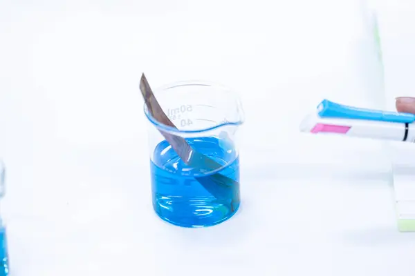 stock image Electroplating experiment in chemistry laboratory.