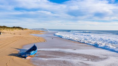 Cadiz 'deki Mangueta Sahili' ndeki göçmenler için balıkçı teknesi Trafalgar Burnu yakınlarındaki güzel doğal manzarayla görüldü.
