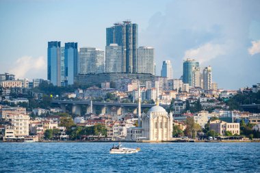 Ortaky Camii camiinin arkasındaki İstanbul 'un gökdelenleri ve arkasındaki şehir İstanbul Boğazı' nın havadan görünüşü