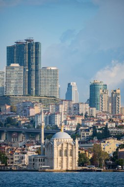 Ortaky Camii camiinin arkasındaki İstanbul 'un gökdelenleri ve arkasındaki şehir İstanbul Boğazı' nın havadan görünüşü