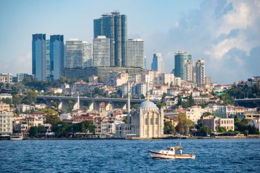 Ortaky Camii camiinin arkasındaki İstanbul 'un gökdelenleri ve arkasındaki şehir İstanbul Boğazı' nın havadan görünüşü