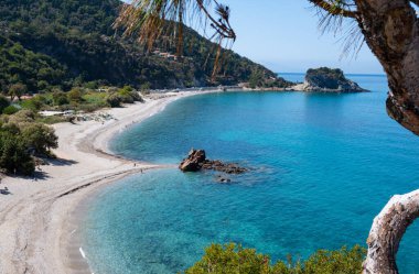 Ege Adası Samos 'taki Seitani' nin kristal berrak su plajının hava görüntüsü.