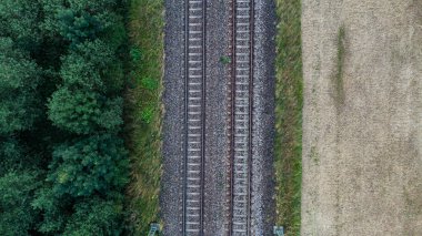 Tren rayları bir orman ve tarlanın yanında. Münih yakınlarındaki Alman tren sisteminin üst hava görüntüsü.