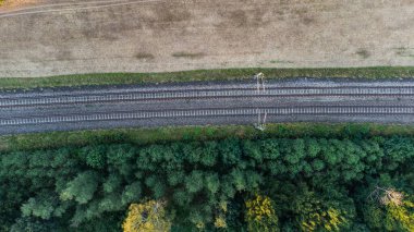 Münih hava aracı görüntüsü yakınlarındaki Alman ormanlarında tren rayları.