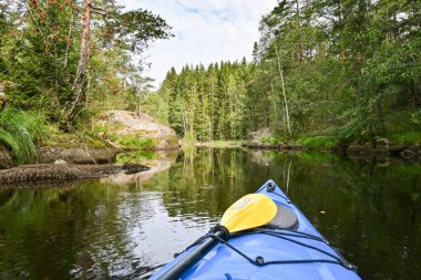 POV kano manzaralı İskandinavya 'da bir göl.