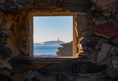 Güney İspanya, Caos de Meca 'da bir pencereden görülen Trafalgar Burnu.