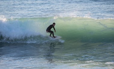 Genç adam Cadiz, Endülüs 'te sörf yapıyor.
