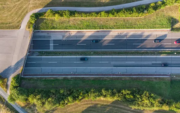 Münih yakınlarında araba trafiği olan Alman karayolu üst görüntüsü