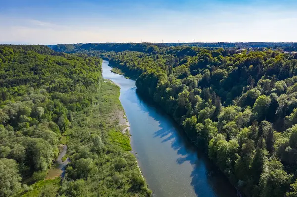 Münih 'ten gelen Isar Nehri' nin havadan çekilmiş fotoğrafı. İlkbaharda ormandan akan Tuna suyu.
