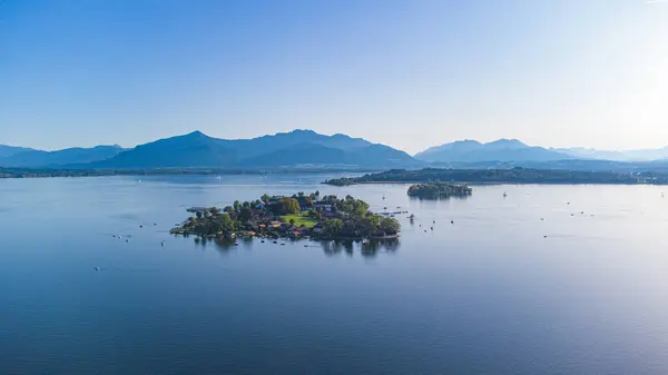 Alman gölünün Alpler 'deki havadan görünüşü ortada ada, Chiemsee gölü üstteki karıdan.