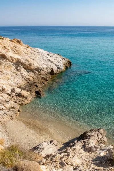 Livadi sahilinin yanında güzel bir doğa. Mavi sularla dolu sakin bir sabah.