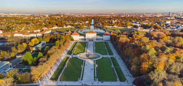 Sonbaharda Münih 'te Nymphenburg kalesi ve bahçe manzarası