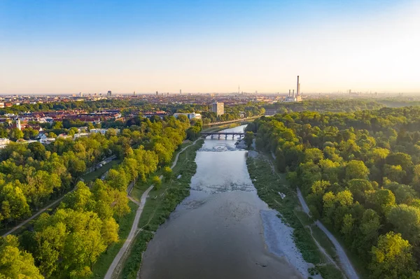 Isar Nehri 'nin güney Alman şehri Münih' e akan havadan kuş bakışı fotoğrafı. Nehrin arkasındaki Münih merkezi