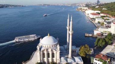 İstanbul Boğazı 'ndaki Ortaky Camii camiinin insansız hava aracı görüntüsü