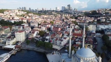 Ortaklık Camii 'nin havadan görünüşü ve İstanbul' un İstanbul 'un Boğaz' ın yanındaki Avrupa kesimi
