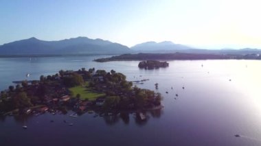 Chiemsee Gölü 'ndeki kasaba bir yaz akşamında hava aracının görüntüsünden görüldü.