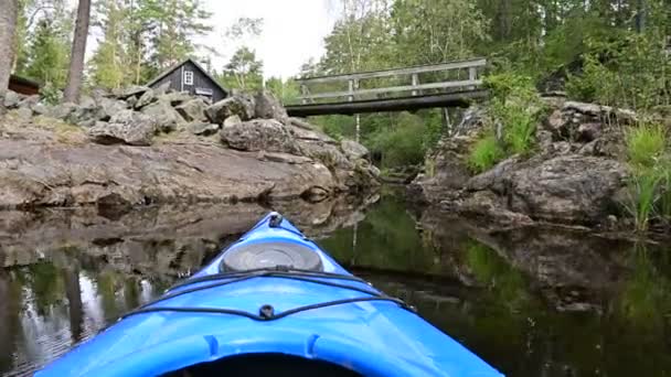 Vista Caiaque Meio Natureza Flutuando Caiaque Lago Norueguês — Vídeo de Stock