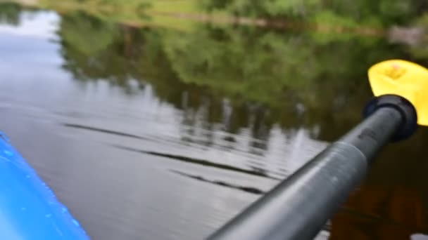 Vista Caiaque Meio Natureza Flutuando Caiaque Rio Norueguês — Vídeo de Stock
