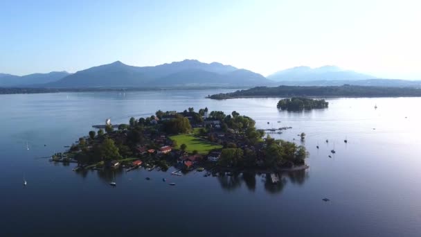 Πόλη Στο Chiemsee Λίμνη Φαίνεται Από Μια Εναέρια Θέα Drone — Αρχείο Βίντεο