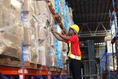  Depoda çalışan işçilerin portresi, mutlular ve Depo 'da çalışıyorlar. Depo alanı, Sevkiyat. Depo çalışanı depoya palet boşaltıyor.