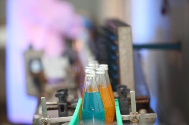  Fabrikadaki içki üretim hattı, gıda endüstrisi kavramı 