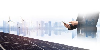 Günbatımında veya Günbatımında Güneş Panelleri ve Rüzgar Türbinleri. Yenilenebilir Enerji kavramı, Güneş Hücresi enerji santrali eko teknolojisi, sürdürülebilir kaynaklar kavramı ve temiz enerji sistemi kavramı.