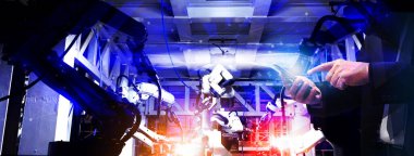 Mühendis robot kaynak makinesini kontrol ediyor 