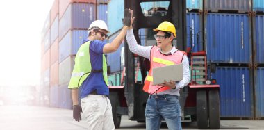 Lojistik sektöründe çalışan bir adam. 