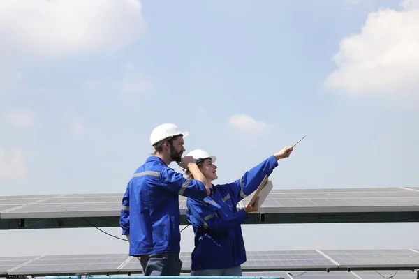Engineer Working Solar Farm — Foto Stock