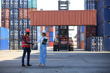 Dünya lojistik ağı dağıtımı veya taşımacılık endüstrisi veya nakliye sektörü, konteyner sevkiyatı, kamyon sevkiyatı, uçak, ithalat ihracat kavramı