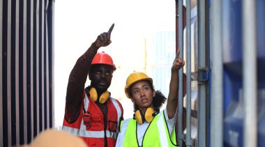 Lojistik sektöründe çalışan bir adam. 