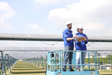 Güneş çiftliğinde çalışan mühendis 