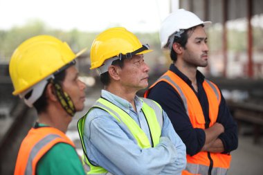 Mühendis ekibi sanayide. 