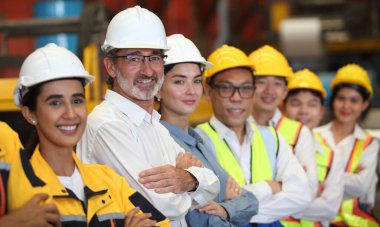 Mühendis ekibi sanayide. 