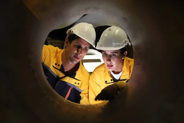 Zwei Ingenieure Durch Einen Großen Rohrleitungsschacht Gesehen Metallindustrie — Stockfoto