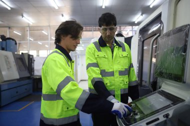 Mühendis makine mühendisliğinde hassasiyet tasarladı. Yeni endüstriyel ve teknoloji konsepti için robot. 