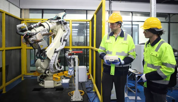 Μηχανικός Που Διδάσκει Μηχανή Συγκόλλησης Ρομπότ Εξηγεί Πώς Λειτουργήσει Του — Φωτογραφία Αρχείου