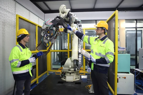 Ingenieur Lehrt Roboter Schweißmaschine Erklärung Wie Man Den Roboterarm Arbeitet — Stockfoto