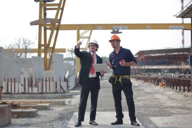 Mühendislik ekibi olay yerinde çalışıyor. 