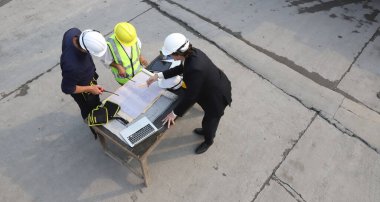 Mühendislik ekibi olay yerinde çalışıyor. 