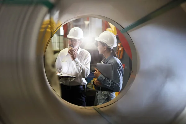 Supervisor Consults Young Engineer Working Big Machine — Stock fotografie