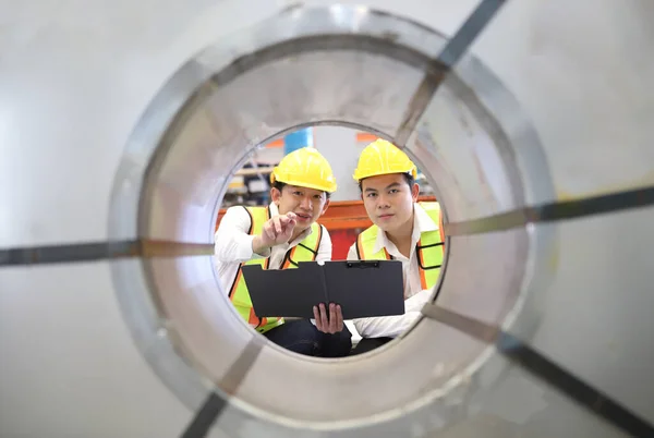 Supervisor Consults Young Engineer Working Big Machine — Stockfoto