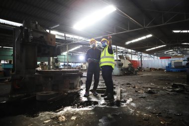 Kimyasal tehlikeli bölge, koruyucu giysili bilim adamı biyolojik kirlenme bölgesinde çalışıyor..