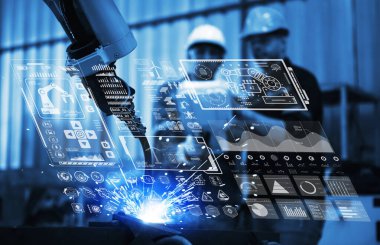 Dijital gelecek imalat konsepti, Endüstriyel Mühendis otomasyon robot silah makinesiyle gerçek zamanlı izleme sistemi yazılımı üzerinde çalışıyor..