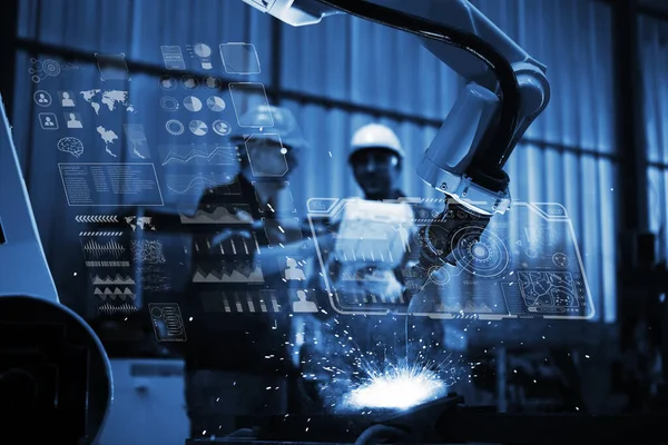Koncept Digitální Budoucí Výroby Průmyslový Inženýr Pracující Automatizačním Robotickým Zbraňovým — Stock fotografie