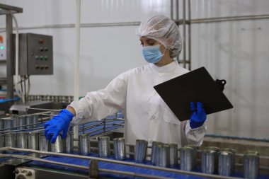 Gıda fabrikasında gıda bilimi kontrol süreci 